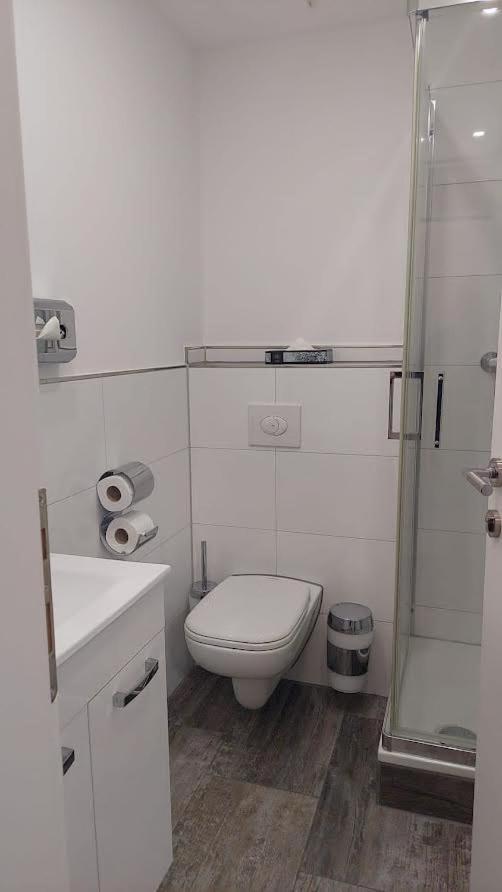 Apartments Am Wald 1 คาร์ลสรูเฮอ ภายนอก รูปภาพ